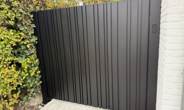 LED-Line schuifpoort met gevelbekleding — Borgloon